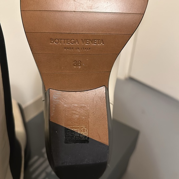 Bottega Veneta Off-White ‘The Lean’ Chelsea Boot - Picture 7 of 8